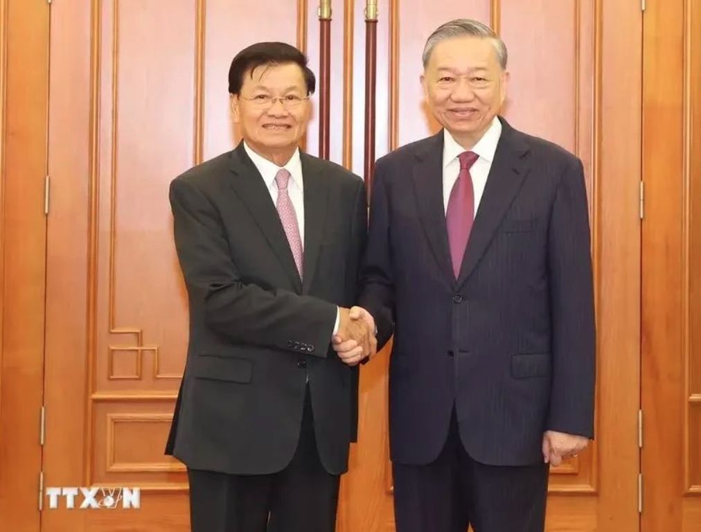 Vietnamese, Lao top leaders co-chair high-level Party meeting in Hanoi